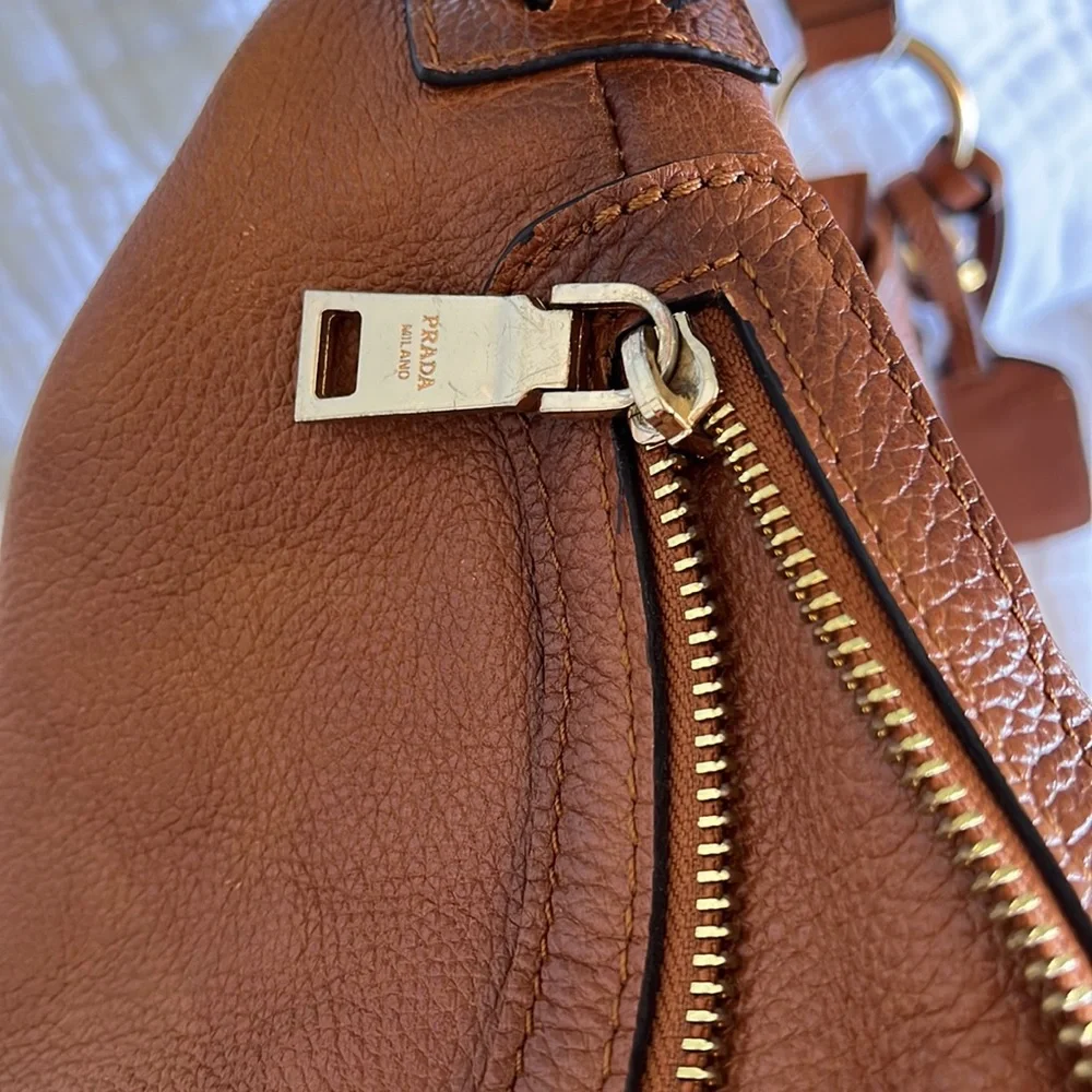 Authentic Prada very large leather vintage bag. - Picture 6 of 16
